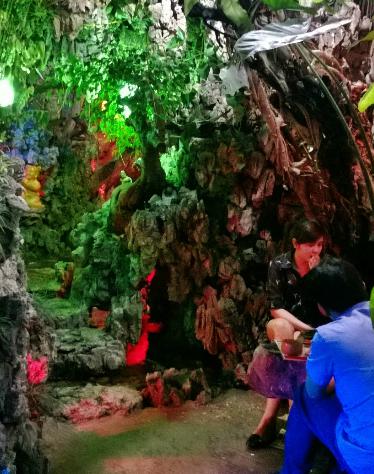 Sự kết hợp giữa cây cối, đá, họa tiết trang trí và nước khiến không gian nhân tạo trở nên rất gần thiên nhiên.