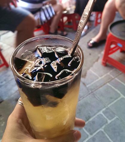 Chè truyền thống vẫn được yêu thích dù không có thạch xanh thạch đỏ bắt mắt như nhiều hàng quán hiện nay. Ảnh: Phiêu Linh.