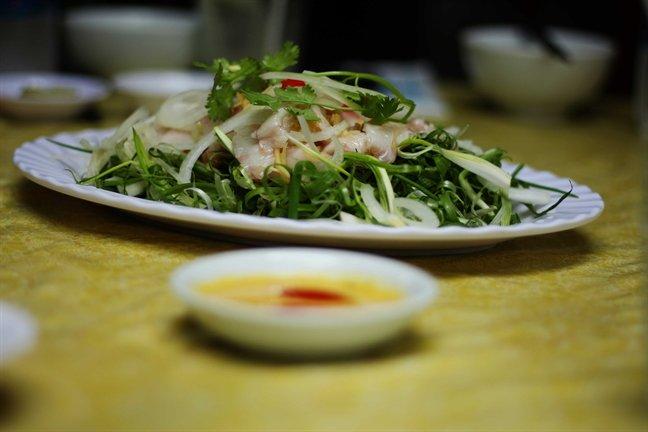 Trong đó, món được yêu thích đến mức hầu hết thực khách đều phải gọi khi ghé Mây Bốn Phương là gỏi cá.