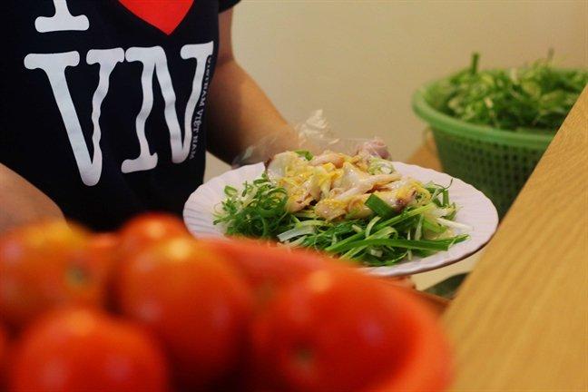 "Khoảng 30 năm trước, khi cô mình (đầu bếp cũ của quán - PV), chế biến món ăn từ cá bớp vô tình làm rơi nước cốt chanh vào tô cá đã làm sạch. Lúc đó khách khá đông nên cô để riêng phần cá, tiếp tục chế biến món ăn. Sau khi xong việc, cô quay lại, thử thì cá có vị ngon khá lạ. Cô thử tìm cách kết hợp với nhiều nguyên liệu và tạo ra món gỏi cá như hiện nay - hơn 30 năm nay, đây cũng là một trong những món ăn được yêu thích nhất của quán", chị Vy, đầu bếp hiện nay của quán chia sẻ.