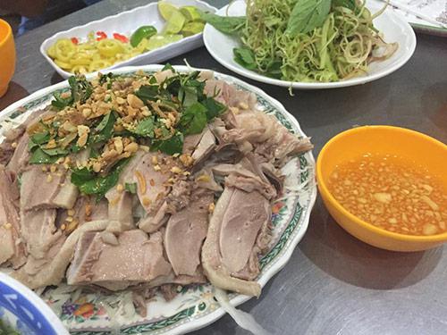 Một đĩa gỏi vịt cho 2 người ăn có giá khoảng 80.000 đồng. Có đĩa nhỏ dành cho một người ăn với giá rẻ hơn.