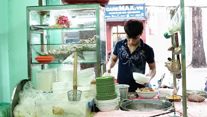Quán hủ tiếu bò viên của chú Tư, quê gốc miền Tây, mở từ năm 1996. Hiện quán đã có nhiều cơ sở ở Sài Gòn nhưng không gian đầu tiên trên đường Trần Quang Khải, quận 1 vẫn được nhiều người biết tới. "Hơn 20 năm trước, quán không khang trang như bây giờ. Mọi công việc đều do một tay tôi thực hiện", chủ quán nhớ lại. Hiện cửa hàng đã có thêm nhiều người nhân viên phục vụ.