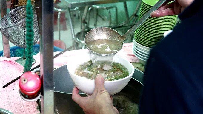 Quán bày gian bếp để nấu nướng ở phía trước, chiếm nửa lối vào. Nồi nước lèo to được đun liên tục đặt cạnh tủ kính đựng các nguyên liệu.