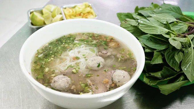 Chị Bảy (sống ở quận 3), từng ăn nhiều lần ở quán, cho biết: "Sợi hủ tiếu được làm từ gạo nên không bị chua và dai, tôi ăn không cảm thấy bở và ngán". Mỗi phần thập cẩm có giá 45.000 đồng. Thực đơn còn cho phép bạn gọi món với các loại đồ ăn yêu thích với giá tương ứng.