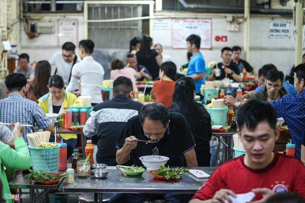 Mỗi ngày, quán phục vụ hàng nghìn lượt khách từ 5h đến 22h30. Chủ quán và nhân viên liên tục thay ca. "Có lẽ do quá đông khách nên việc vệ sinh sàn nhà chưa được chú trọng nhiều", một vị khách nói với Zing.vn. Quán cũng nhận một số bình luận về chất lượng phục vụ chưa tốt, và không gian ồn ào do quá đông khách.