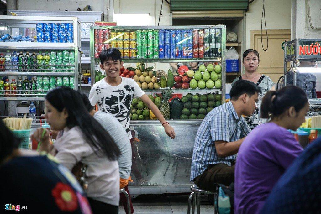 Quán có 2 khu chế biến thức ăn và đồ uống riêng để chiều lòng thực khách. Những ly nước mía và sinh tố đầy tràn là thức uống không thể thiếu khi thưởng thức phở, miến Kỳ Đồng.
