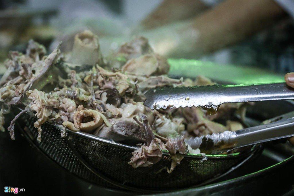 Khoảng 22h30, quán bắt đầu dọn dẹp. Xương gà hầm lần lượt được vớt ra đem bán lại, để sáng sớm hôm sau một nồi nước lèo đậm đà khác lại tiếp tục phục vụ những người sành ăn Sài Gòn.