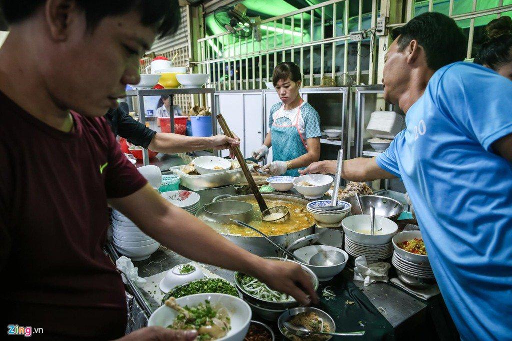 Quán phục vụ các món miến, phở, hủ tiếu, mì và gỏi gà, nhưng được ưa chuộng nhất phải kể đến miến hoặc phở đùi gà xé. “Miếng gà ngọt và dai, sợi phở mềm mà không nhão, còn nước lèo lại có hương vị rất riêng”, chị Charlie - một du khách Anh, chia sẻ. “Đây là lần đầu tiên tôi ăn phở nhưng tôi nghĩ đây là món ăn ngon nhất Việt Nam”, chị nói thêm.