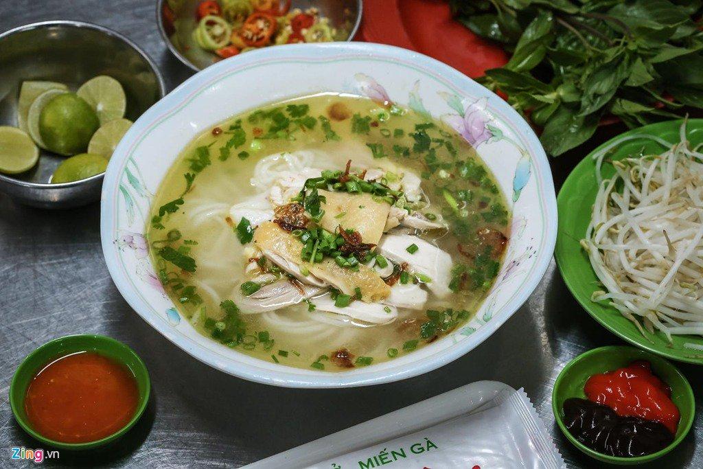 "Không nhiều tiệm phở miến gà sử dụng gà ta như ở đây", một thực khách chia sẻ với Zing.vn. Thịt gà dai, thơm và màu da gà vàng bắt mắt, giúp tiệm phở Kỳ Đồng thu hút khách.