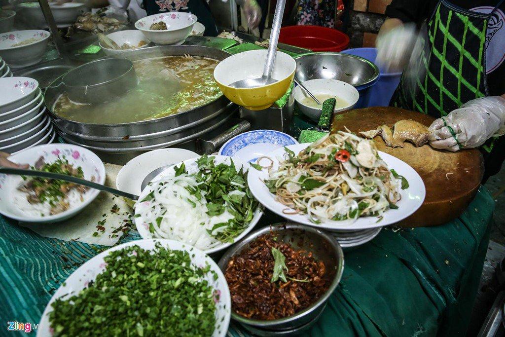 Mỗi tô miến, phở hoặc hủ tiếu đều có đủ rau thơm, hành, hành khô và nước béo đậm đà. Các loại gia vị hòa quyện tạo nên những món ăn trứ danh Sài thành gần 50 năm qua.