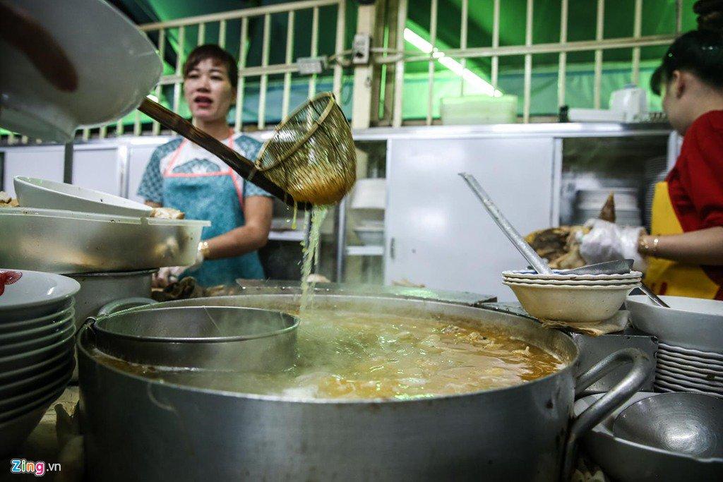 Nước lèo được hầm từ xương gà suốt nhiều giờ đồng hồ nên đậm đà và thơm ngon. Nếm vị nước trước khi nêm gia vị, một vị khách chia sẻ: “Tôi sống ở Bình Thạnh nhưng 30 năm nay đều chạy xe đến Kỳ Đồng ăn, người quen từ xa đến tôi cũng giới thiệu đến đây”.