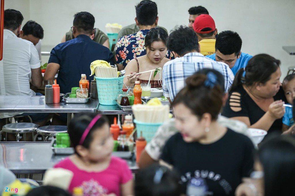 Ấn tượng với cách chế biến thức ăn, anh Hùng (Hà Nội) cũng đưa vợ lại quán ngay khi chị đến Sài Gòn. “Vừa miệng và độc đáo” - anh chị nhận xét về những món phở và gỏi gà nơi đây.