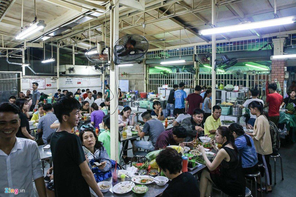 Đến 22h, phở miến gà Kỳ Đồng vẫn đông nghẹt khách. Việc ghép bàn hay ngồi ăn cùng những người xa lạ đã trở thành nét đặc trưng đầy thú vị của cửa tiệm này.