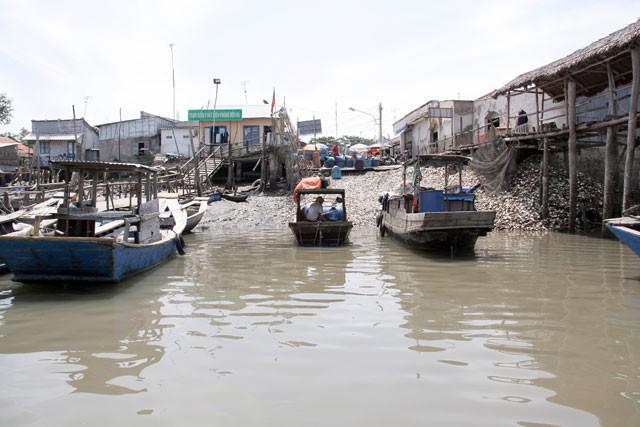 Ngoài ra còn có dịch vụ đưa khách đi ghe máy ra ngoài cửa biển, ngắm thành phố Vũng Tàu từ xa. Trên đường đi, người lái ghe còn cho khách tạt vào những bãi cát vàng để ngắm cảnh (giá cả thỏa thuận với chủ ghe).