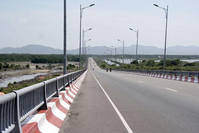 Cây cầu thứ hai là cầu Chà Và - là cây cầu nối liền đảo Long Sơn với quốc lộ 51, giúp rút ngắn khoảng cách từ đảo đến trung tâm Bà Rịa và thành phố Vũng Tàu. Theo nhiều đánh giá, quan cảnh quanh cầu Chà Và đẹp hơn. Các làng bè cũng nhiều hơn. Nếu đi vào cuối tuần, bạn sẽ gặp nhiều cặp đôi chụp ảnh cưới tại đây.