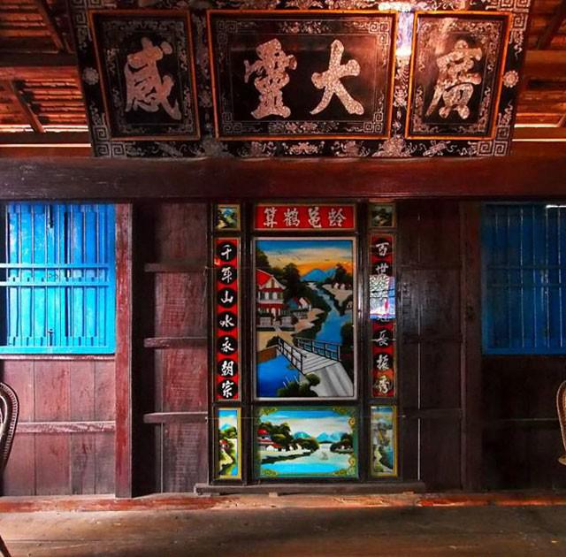 Nhà Lớn Long Sơn (hay Đền Ông Trần) là một kiến trúc cổ, do ông Trần (tên thật là Lê Văn Mưu) xây dựng từ năm 1910, đến năm 1929 thì hoàn thành. Nhà Lớn có lối kiến trúc tựa kiểu đình làng Việt Nam, nhưng không theo một qui hoạch tổng thể nào cả.