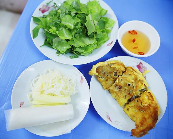 Bánh chín thì nóng giòn, có màu vàng vô cùng đẹp mắt.