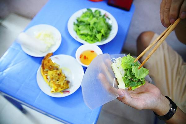 ... hoặc là cuộn với chút rau sống cho thơm.