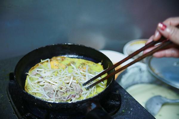 Bánh xèo với giá đỗ, tôm thịt.