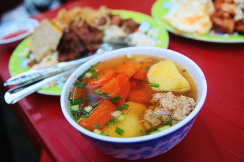 Sau khi ăn dĩa cơm, bạn cũng có thể gọi thêm chén canh ăn thêm để đổi vị. Ảnh: Phong Vinh.
