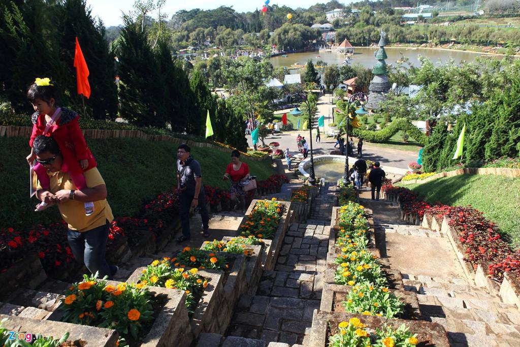 Việc lưu trú cũng kiểm soát kỹ lưỡng hơn để hạn chết tình trạng chặt chém du khách. Ông Vân tin tưởng du khách sẽ hài lòng về lễ hội hoa 2015, thêm yêu mến vùng đất và con người Đà Lạt.