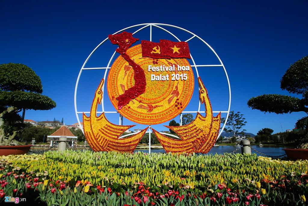 Nhiều hình tượng được kết từ hoa rất tỉ mỉ, công phu. Trong đó phải kể đến chiếc trống đồng có hình chim lạc và bản đồ đất nước Việt Nam.