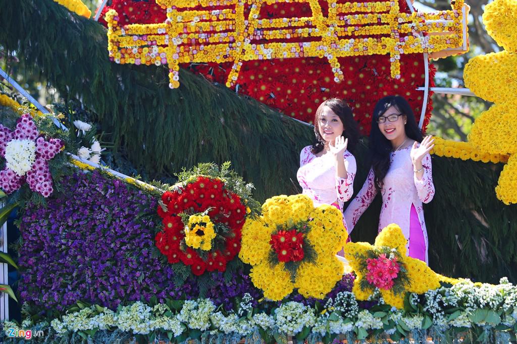 Các thiếu nữ vẫy chào khách trên xe hoa diễu hành.