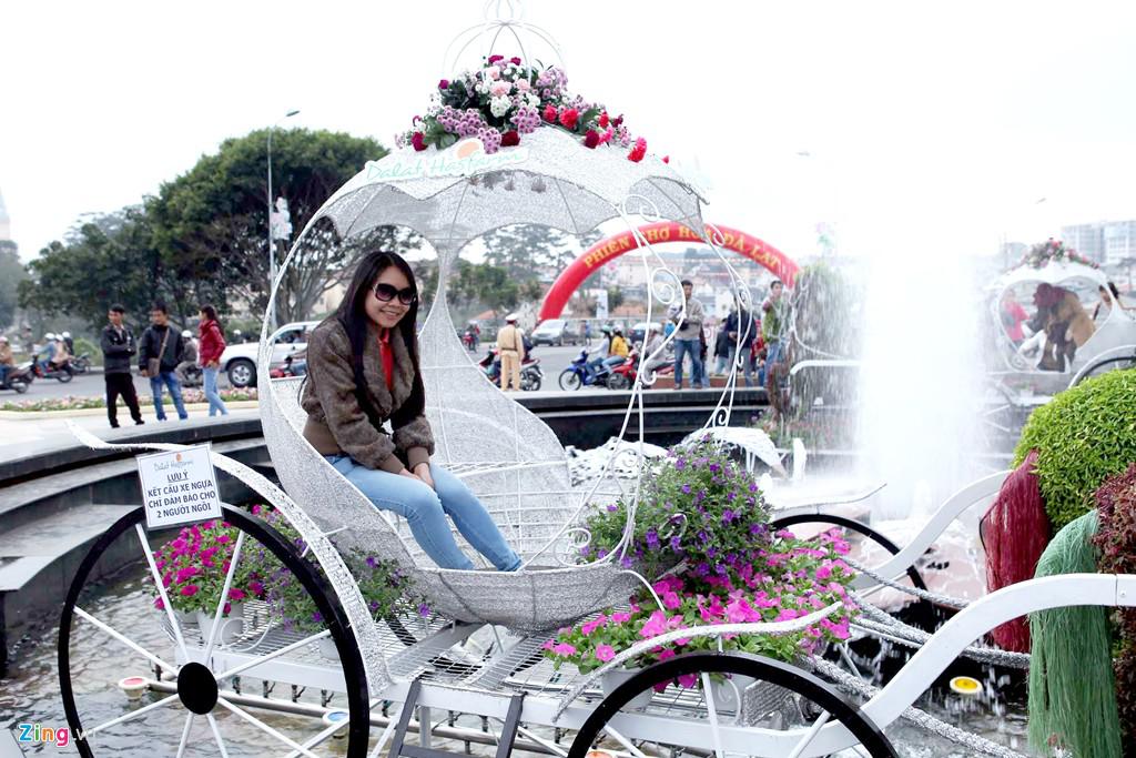 Du khách có thể ngồi lên bất cứ mô hình trang trí nào để chụp ảnh.