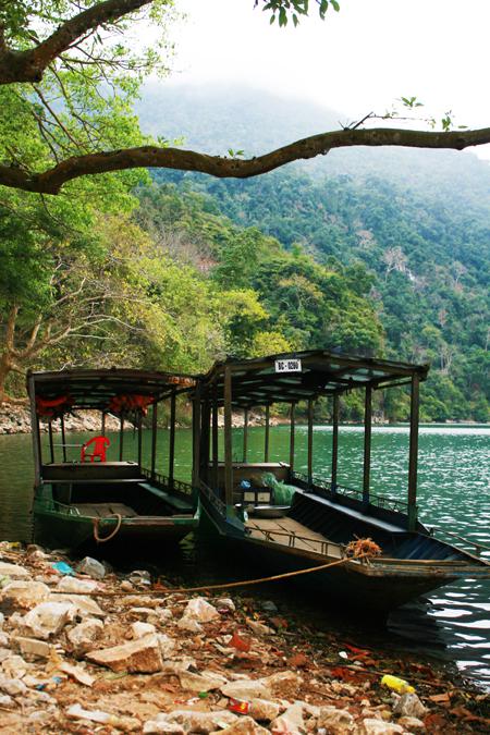 Những con thuyền chờ khách để bắt đầu hành trình khám phá vẻ đẹp của hồ nước ngọt lớn nhất cả nước. Hắt lên từ mặt nước, những chiếc thuyền mang một màu xanh sẫm.