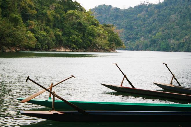 Sau khi di chuyển hơn 30 phút, du khách sẽ tới với khu vực ao Tiên và động Tiên. Trên bến, những con thuyền độc mộc đặc trưng của hồ Ba Bể xếp hàng dài chờ chở khách vãn cảnh hồ. Tuy nhiên, để an toàn cho du khách, thuyền được thiết kế giống nguyên bản và làm bằng sắt thay vì gỗ như truyền thống.