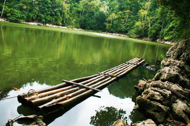 Một chiếc bè tre thả trôi bềnh bồng trên mặt ao Tiên, xung quanh là những bờ đá muôn hình vạn trạng. Nếu bạn là người đam mê chụp ảnh, khung cảnh ao Tiên sẽ làm say lòng bất cứ tay máy nào. Màu xanh của nước hòa trong màu lá cây, rêu đá và con thuyền lững lờ trên mặt ao phẳng lặng.