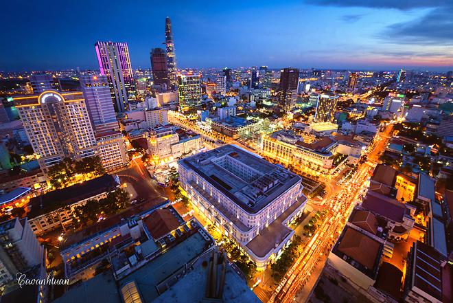 Mua sắm là một trong những hoạt động yêu thích của du khách đến Sài Gòn. Ngoài các khu chợ, đây cũng là nơi có nhiều trung tâm thương mại sầm uất, mở cửa từ sáng tới tối muộn, đáp ứng không chỉ nhu cầu mua sắm mà còn cả ăn uống, giải trí.