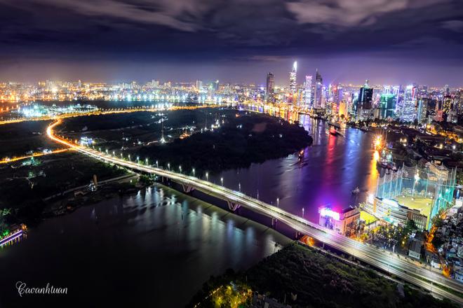Cầu Thủ Thiêm bắc qua sông Sài Gòn cũng là một trong những biểu tượng về sức sống mới của thành phố. Cây cầu hiện đại bậc nhất Sài Gòn này nối quận Bình Thạnh với khu đô thị mới Thủ Thiêm, quận 2.