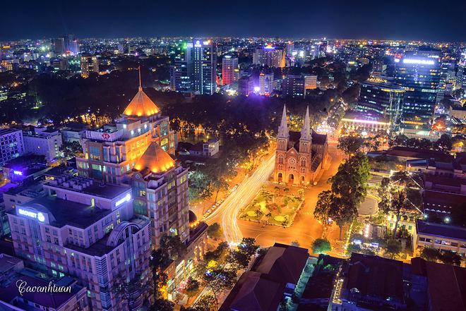 Một góc nhìn mới về nhà thờ Đức Bà khi đứng từ trên cao. Đây là điểm đến không thể bỏ qua của bất kỳ du khách nào khi tới Sài Gòn. Ngoài nổi tiếng với cà phê bệt, đây còn là nơi diễn ra nhiều hoạt động vui chơi, giải trí của thành phố.