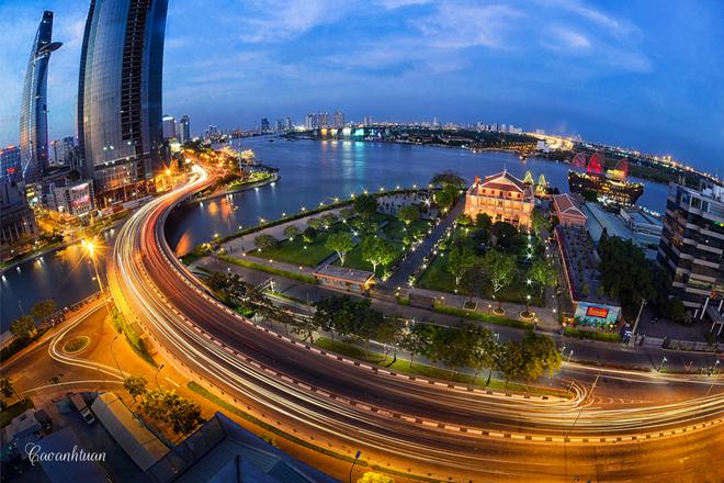 Đứng trên nóc Đại học Luật TP HCM, du khách cũng có thể ngắm toàn cảnh Sài Gòn và hướng ánh nhìn về phía bến cảng Nhà Rồng. Ngay gần đó là cầu Khánh Hội, nối liền quận 1 và quận 4.