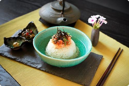 Bạn có “dám” chan nước trà vào cơm và ăn một cách ngon lành không? Những tưởng công thức này bất khả thi và quái lạ nhưng người Nhật lại ăn như vậy đấy. Cơm trộn trà xanh gồm có cơm nóng, rong biển, cá hồi, thịt heo, mơ muối và đương nhiên không thể vắng mặt thành phần nước trà xanh nóng. Khi ăn, chỉ việc chan nước trà vào như canh và trộn đều lên. Thêm một chút ớt hay wasabi, vị độc lạ và hài hòa đến khó tin của món cơm “kì cục” này lại càng làm bạn ngạc nhiên hơn nữa. (Ảnh: Internet)