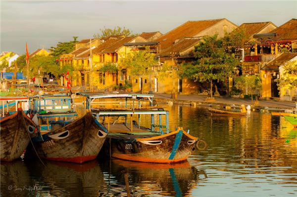 Đặc trưng của phố Hội chính là những bức tường màu vàng rêu phong, cổ kính trong khu phố cổ.