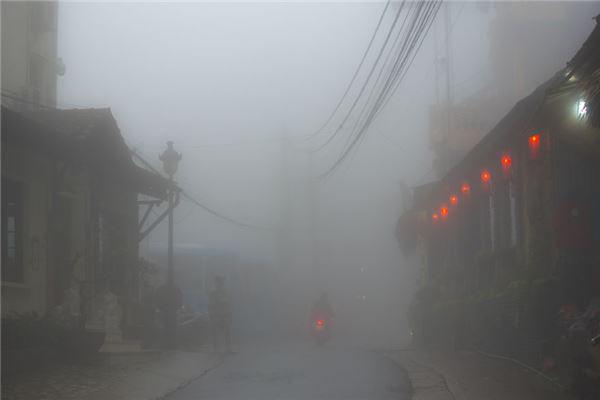 Thị trấn Sapa lẩn khuất trong màn sương mù mờ ảo.