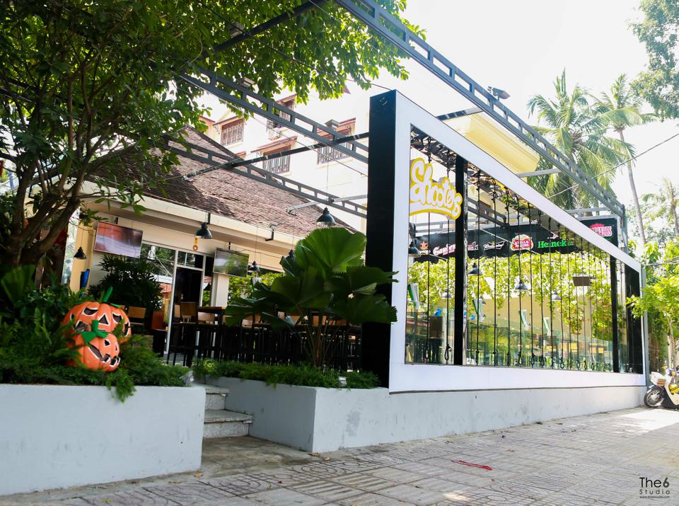 Không gian của Shooters Beer Garden & Bar nhìn từ bên ngoài.