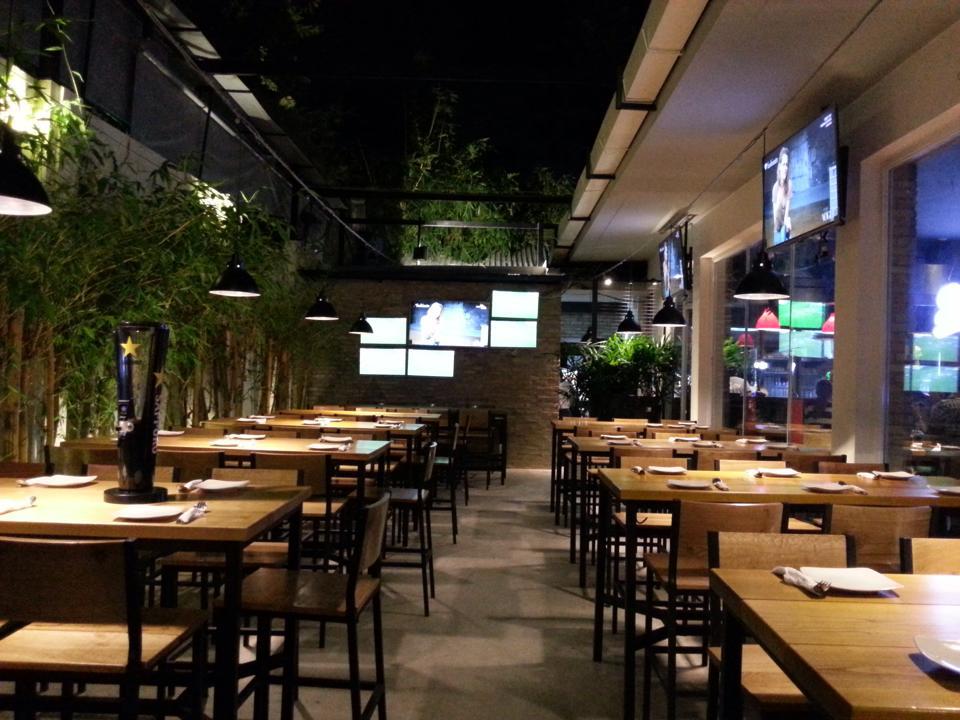 Shooters Beer Garden & Bar có rất nhiều không gian để thực khách lựa chọn.