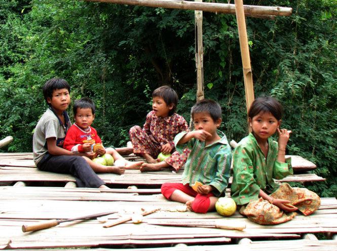 Lúc nhóc bản Nà Un - Ảnh: Băng Giang