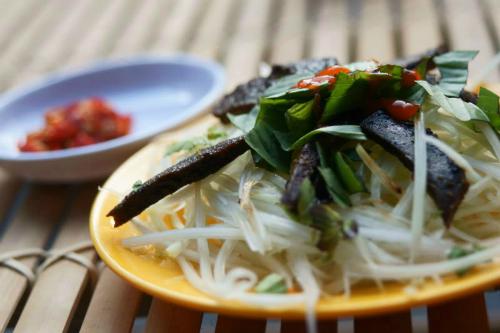 Đĩa xắp xắp đủ vị cay chua mặn ngọt có giá 10.000 - 15.000 đồng. Ảnh: Đà Lạt trong tôi