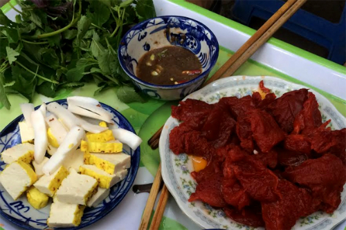 Một mâm sứa phải có cả đậu nướng, mắm tôm, dừa và lá tía tô. Ảnh: Parsley.