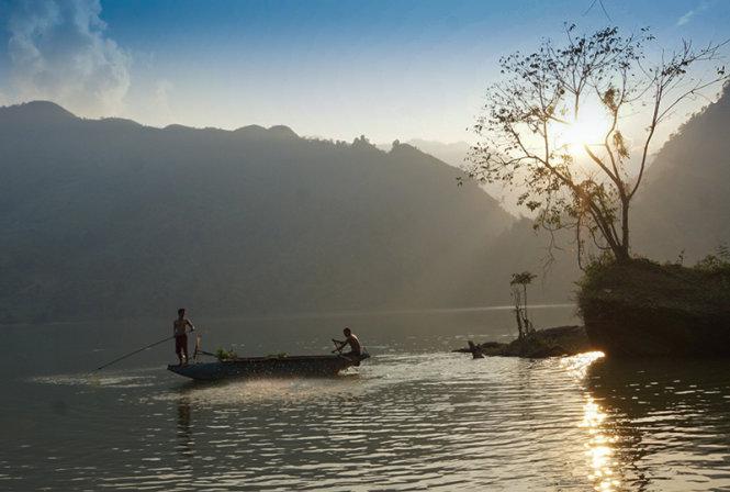 Vẻ đẹp mặt hồ dưới ánh hoàng hôn