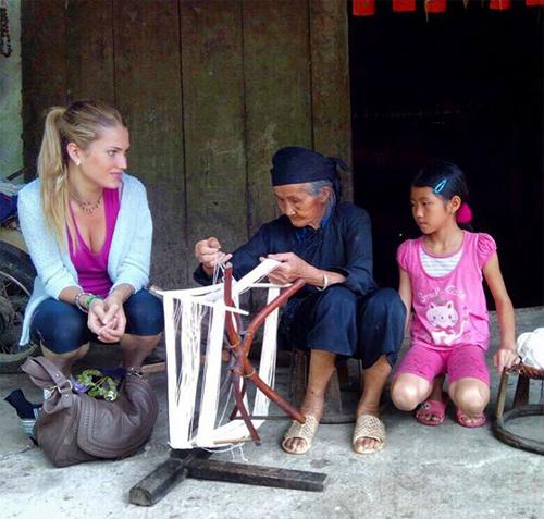 Mireia Lalaguna ăn mặc giản dị, gặp gỡ người dân bản địa.