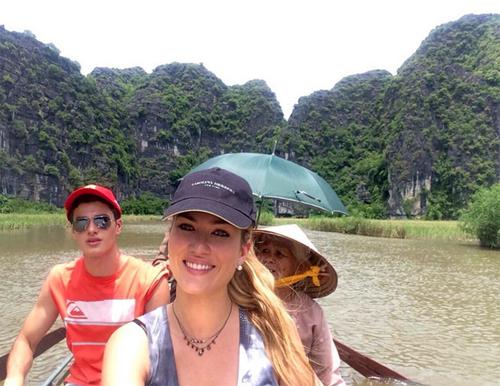 Cô cũng tới Tam Cốc - Bích Động ở Ninh Bình. Người đẹp đi cùng em trai.