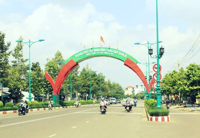 Tây Ninh thu hút hàng triệu lượt du khách tham quan và các tín đồ hành hương mỗi năm. Ảnh: Khánh Bằng
