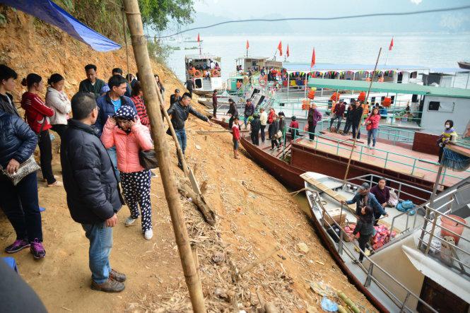 Khách du lịch tới đền Thác Bờ - Ảnh: Phạm Tô Chiêm