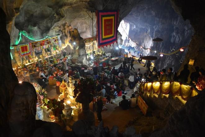Trong hang Đền Thác Bờ. Ảnh: Phạm Tô Chiêm