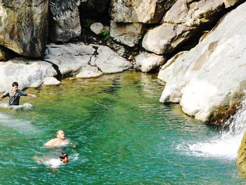 Trong những ngày hè, được ngâm mình trong dòng nước trong vắt, mát lạnh thật thú vị